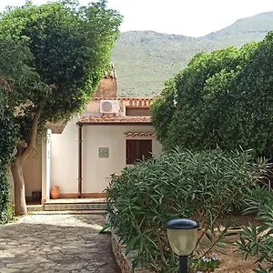 Indipendente Con Patio Giardino E Parcheggio Casa vacanze Castelluzzo